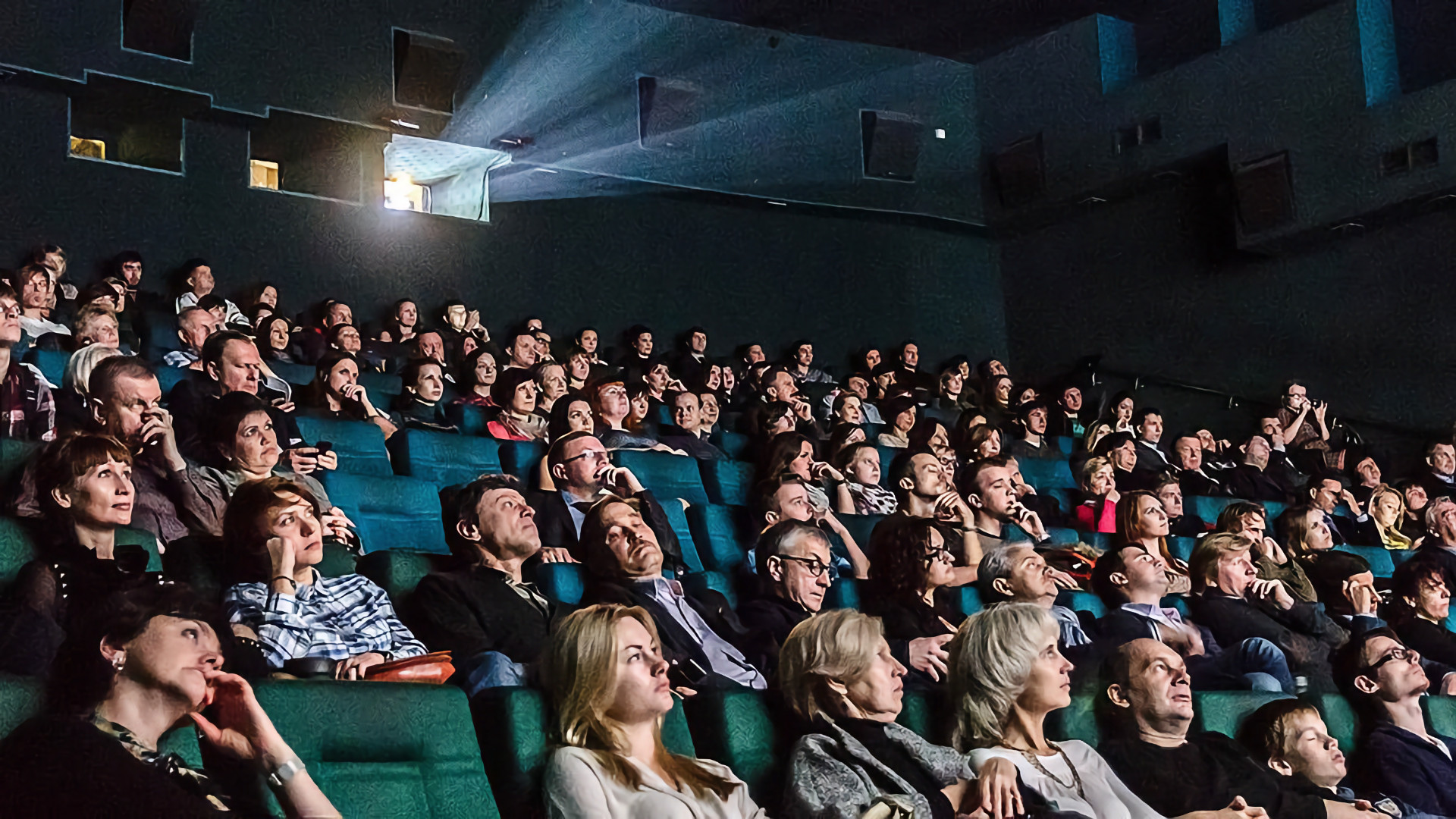 Кинотеатры в России за 2022 год потеряли почти половину прибыли