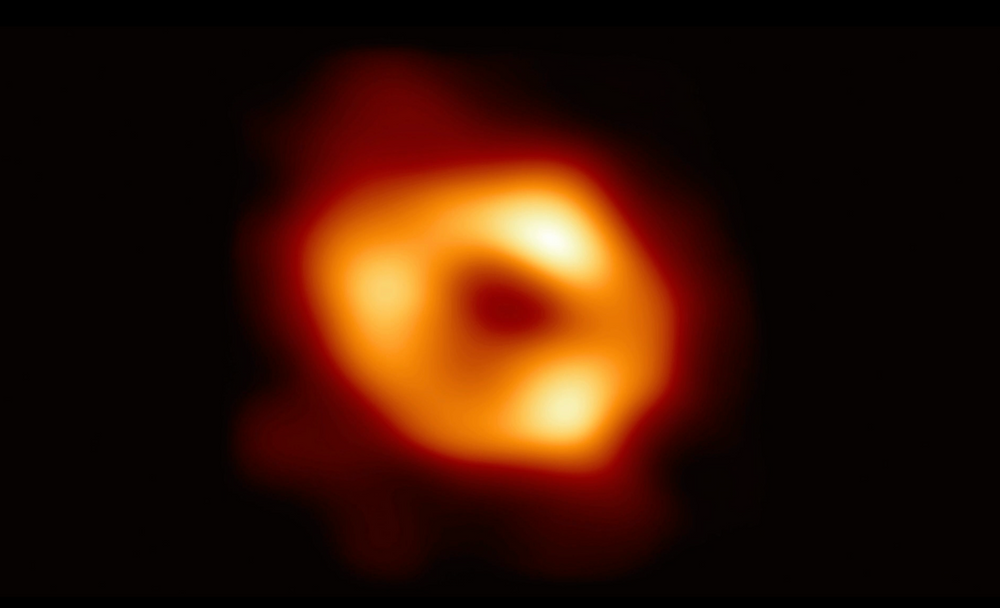 Ученые показали фото черной дыры в центре нашей галактики