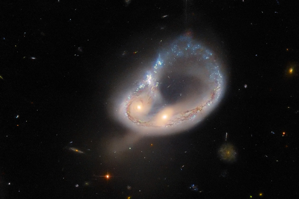 Хаббл смог запечатлеть «танец галактик»