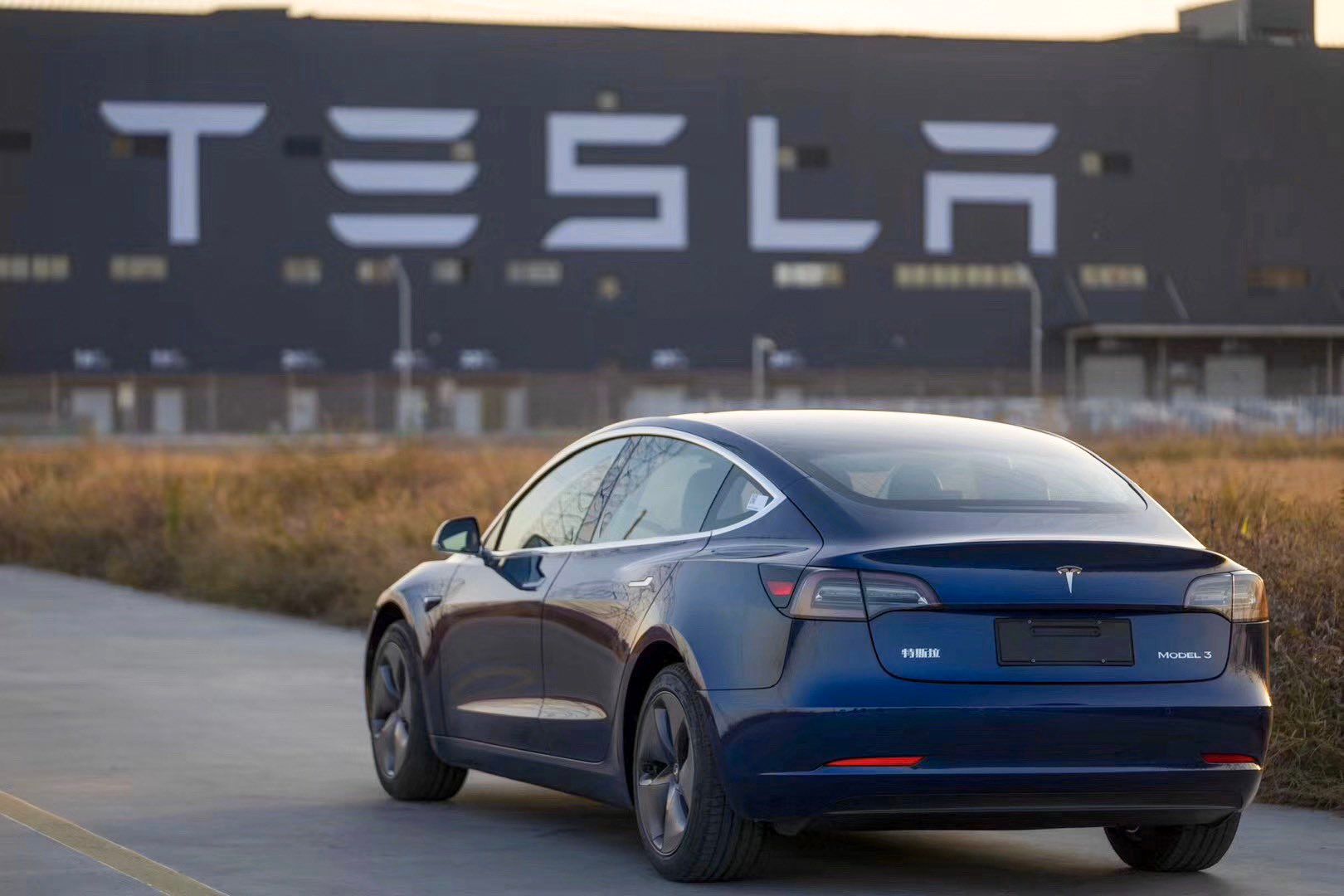 Tesla начала тестировать свой автопилот на реальных водителях