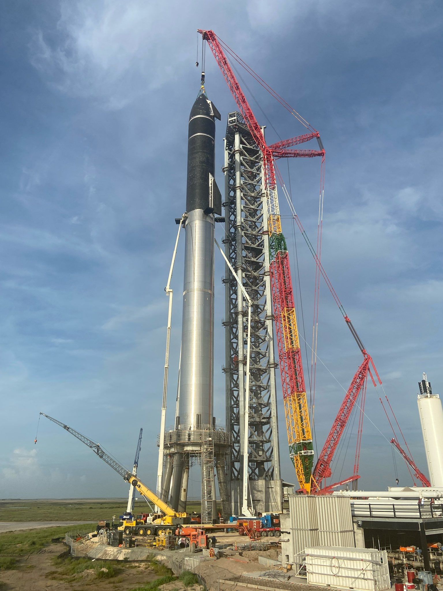 SpaceX собрала уникальную ракету для полета на Луну и Марс