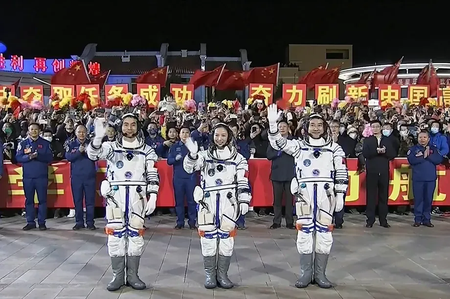 Китай отправил еще трех людей на свою космическую станцию