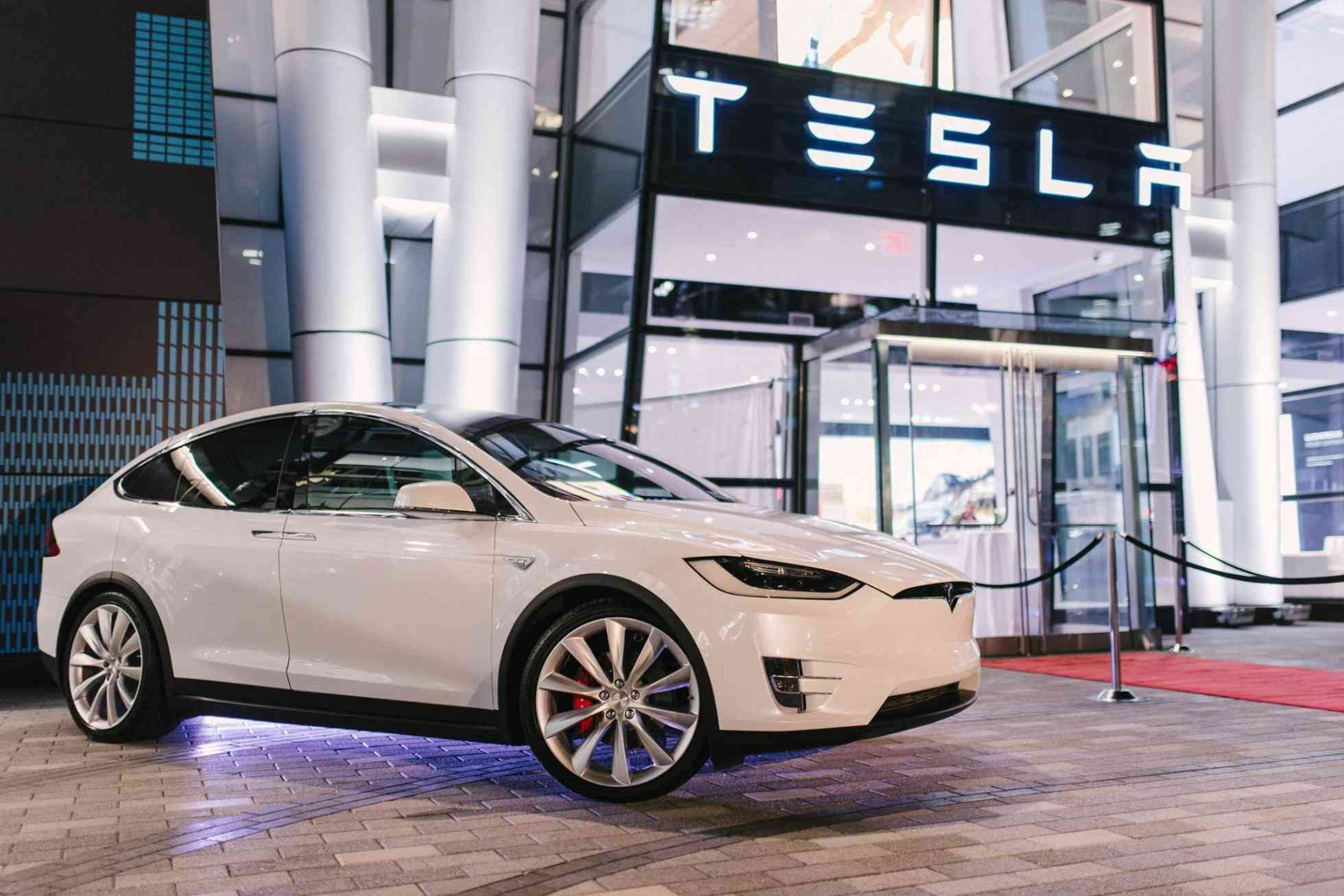 Автомобиль Tesla попал в аварию, находясь под управлением автопилота