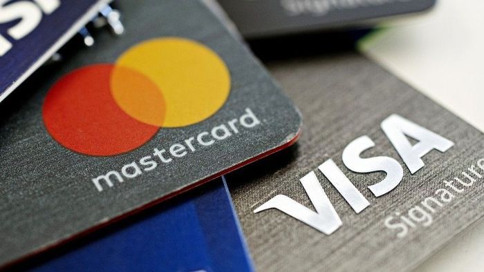 Visa и MasterCard приостановили работу в России