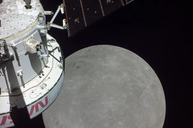 Космический корабль NASA «Орион» приблизился к Луне и выходит на ее орбиту