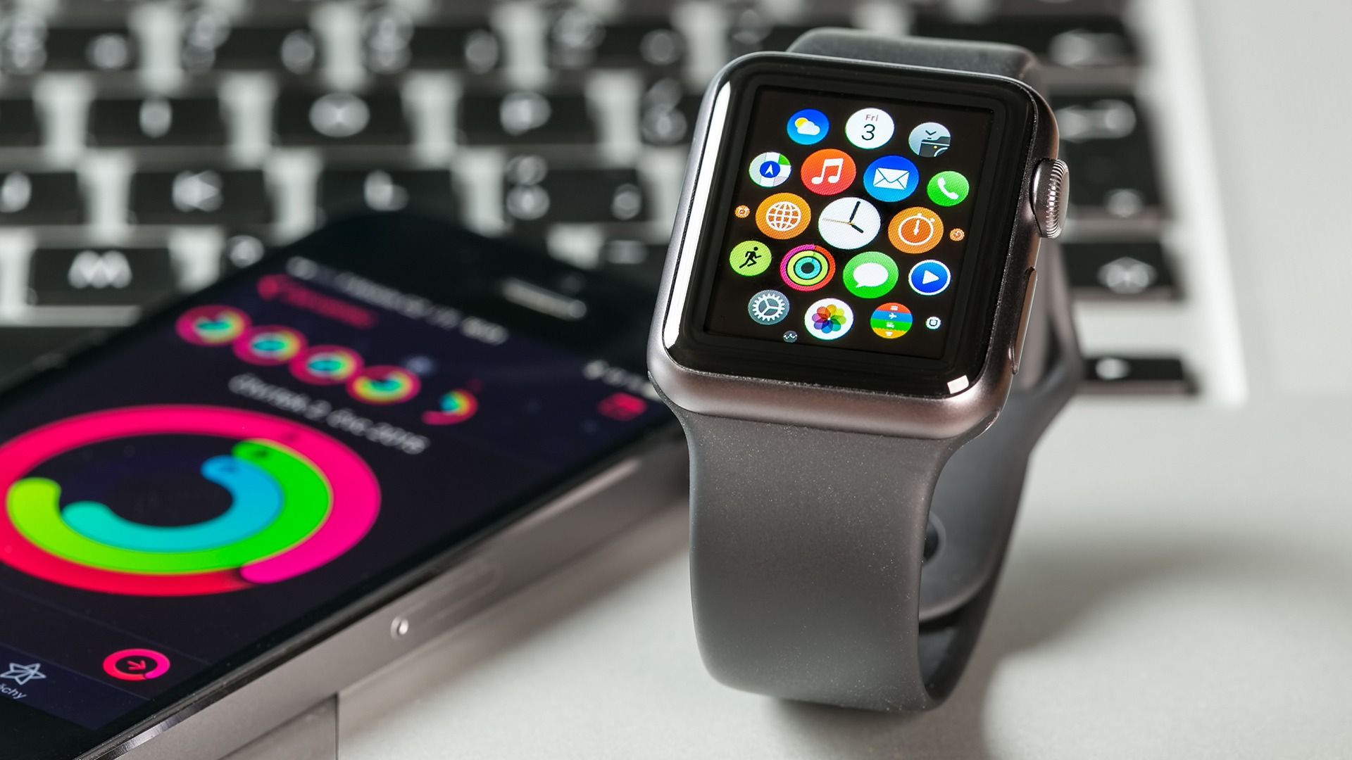 Стали известны дата выхода и цена Apple Watch 3