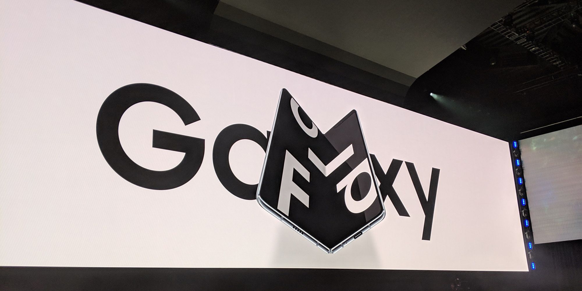 Samsung представил первый складной телефон Galaxy Fold