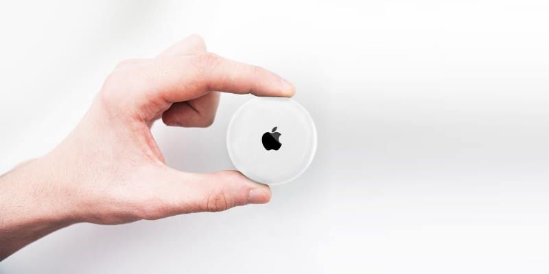 В сети появились фотографии нового гаджета Apple - AirTag